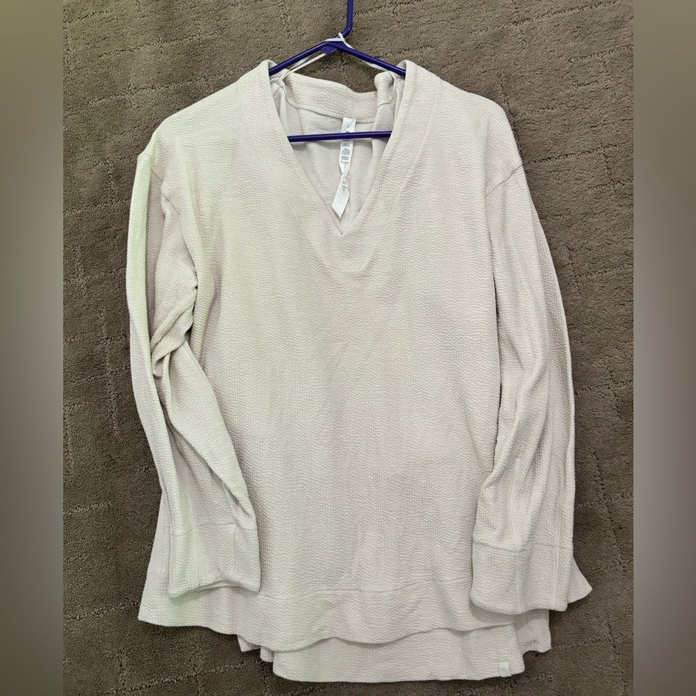 Lululemon White Pull Over Woman’s Long Sleeve Top